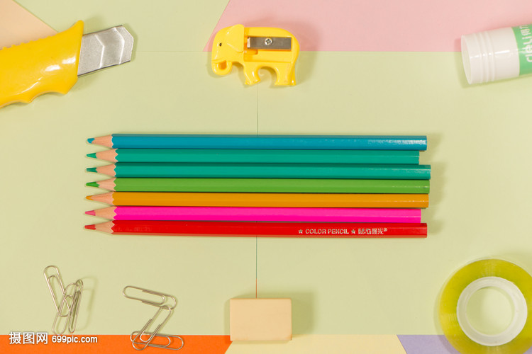 创业文具摆拍 解锁办公桌上的无限可能